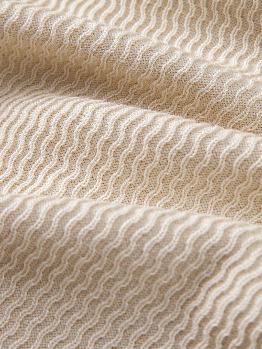 Polo Portofino de punto beige con textura ondulada en la tela