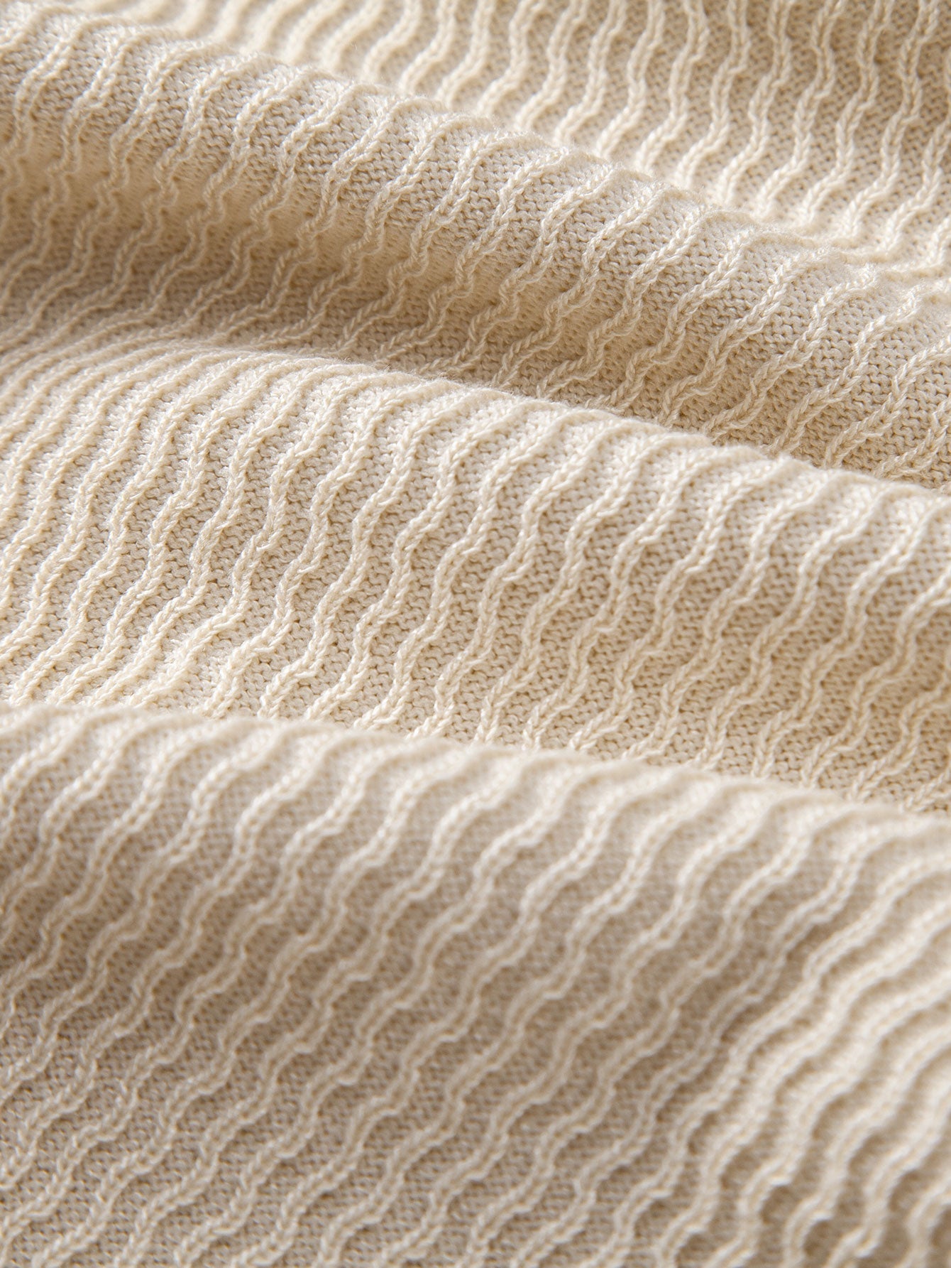 Polo Portofino de punto beige con textura ondulada en la tela