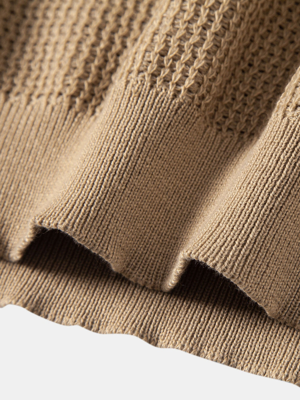 Polo de punto beige: bajo acanalado y textura de tejido