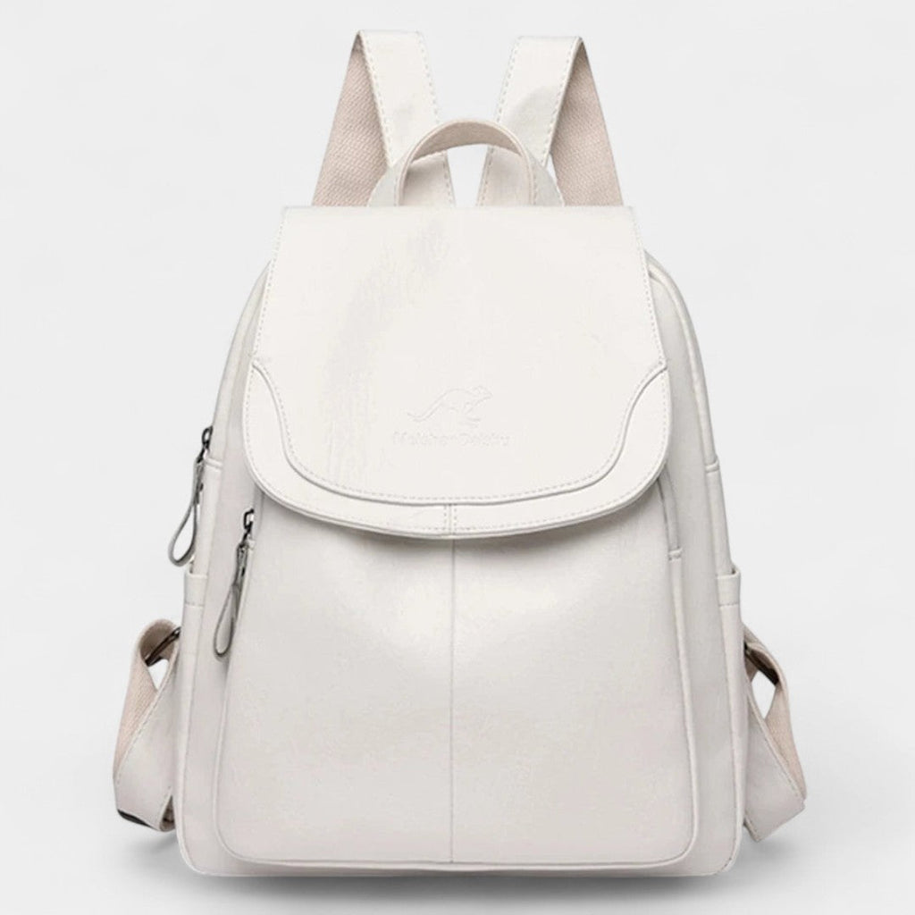 Mochila blanca con solapa frontal y asas superiores, bolsillos laterales y tirantes ajustables