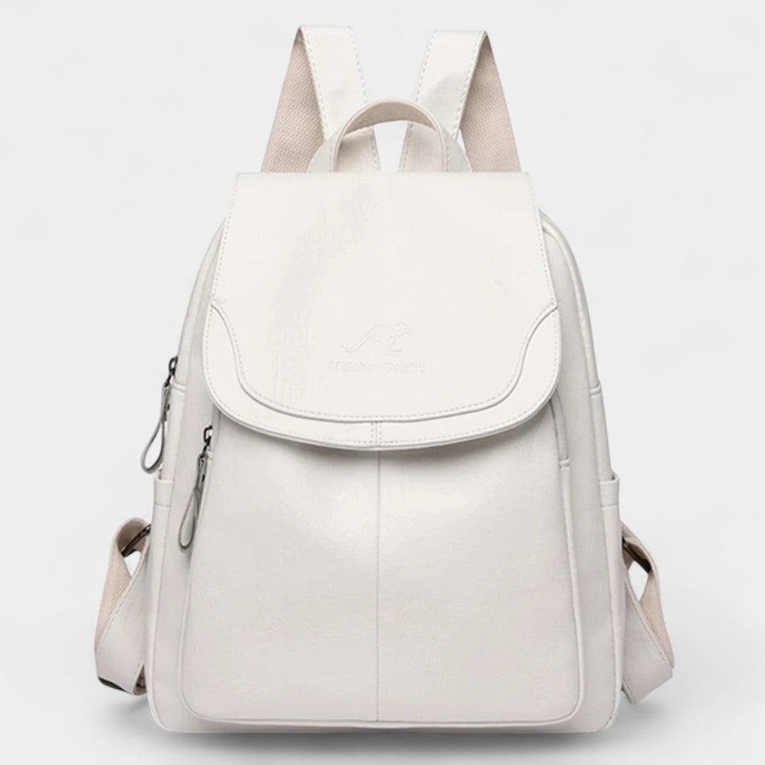 Mochila blanca con solapa frontal y asas superiores, bolsillos laterales y tirantes ajustables