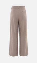Pantalón holgado de pinzas beige, vista de frente con pinzas y dobladillo ancho