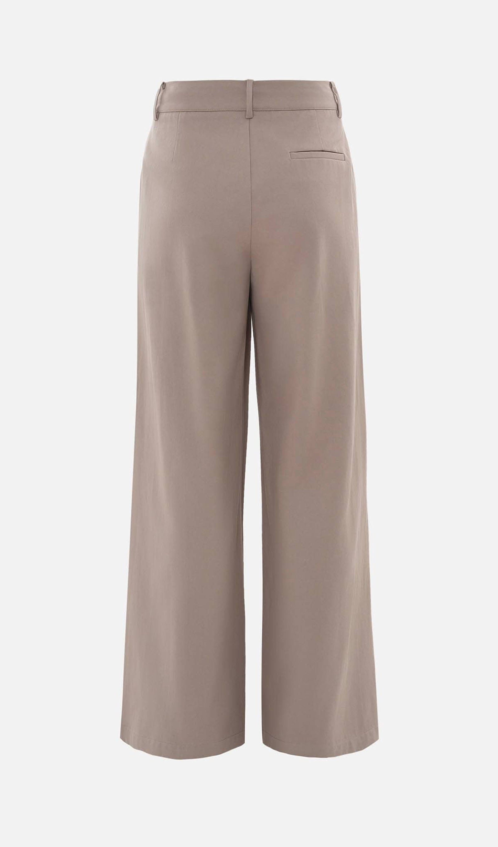 Pantalón holgado de pinzas beige, vista de frente con pinzas y dobladillo ancho