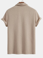 Polo de jacquard geométrico color arena visto por la espalda con cuello.
