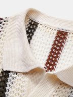 Cuello y tapeta de polo beige de punto calado con bordes marrones y botón