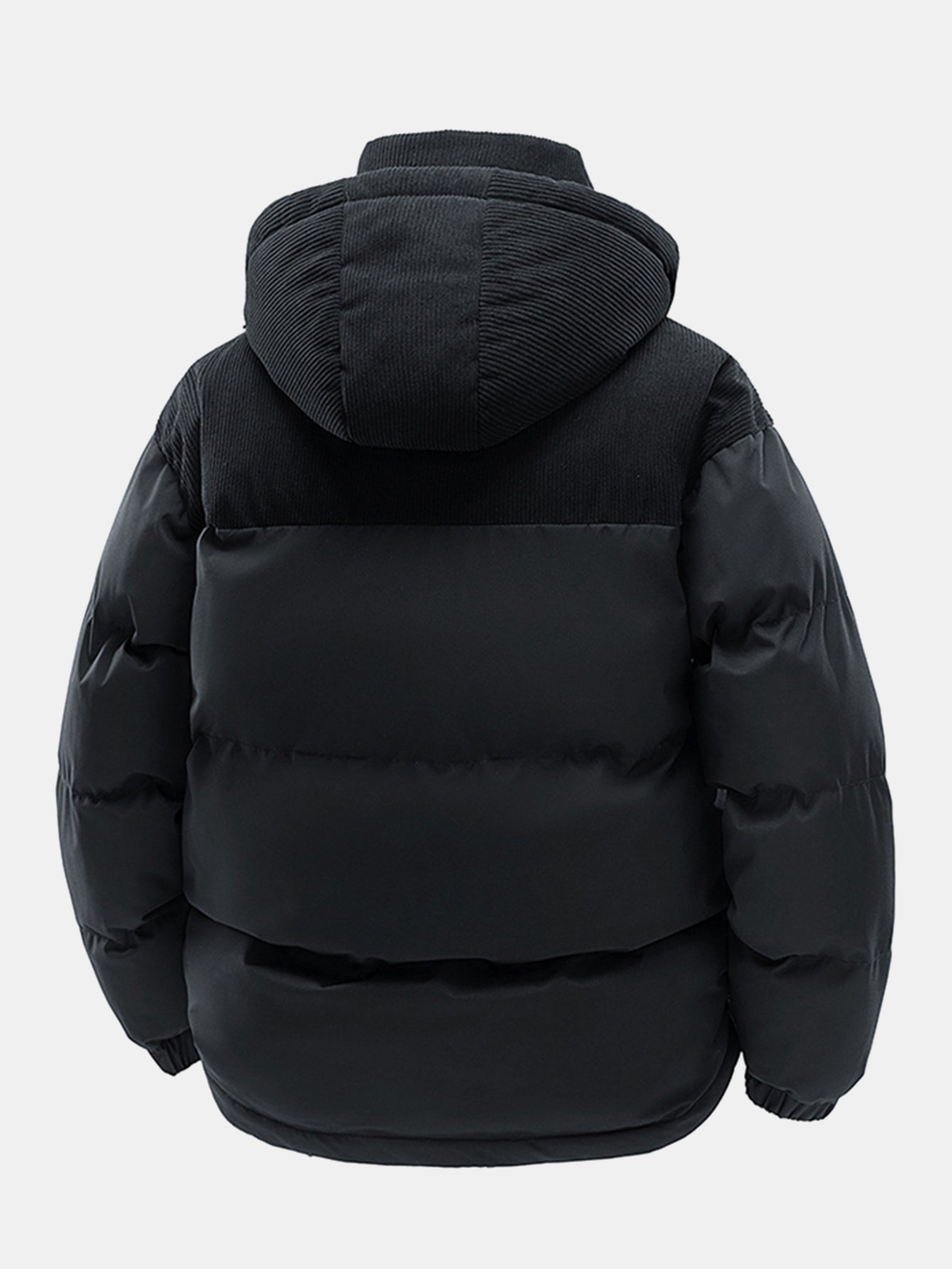 Chaqueta acolchada negra con capucha, vista trasera; acolchado por paneles y puños elásticos.