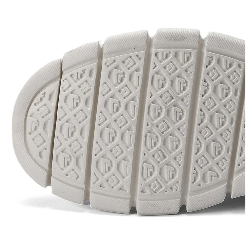 Suela de zapatilla blanca con dibujo antideslizante y relieve en patrón