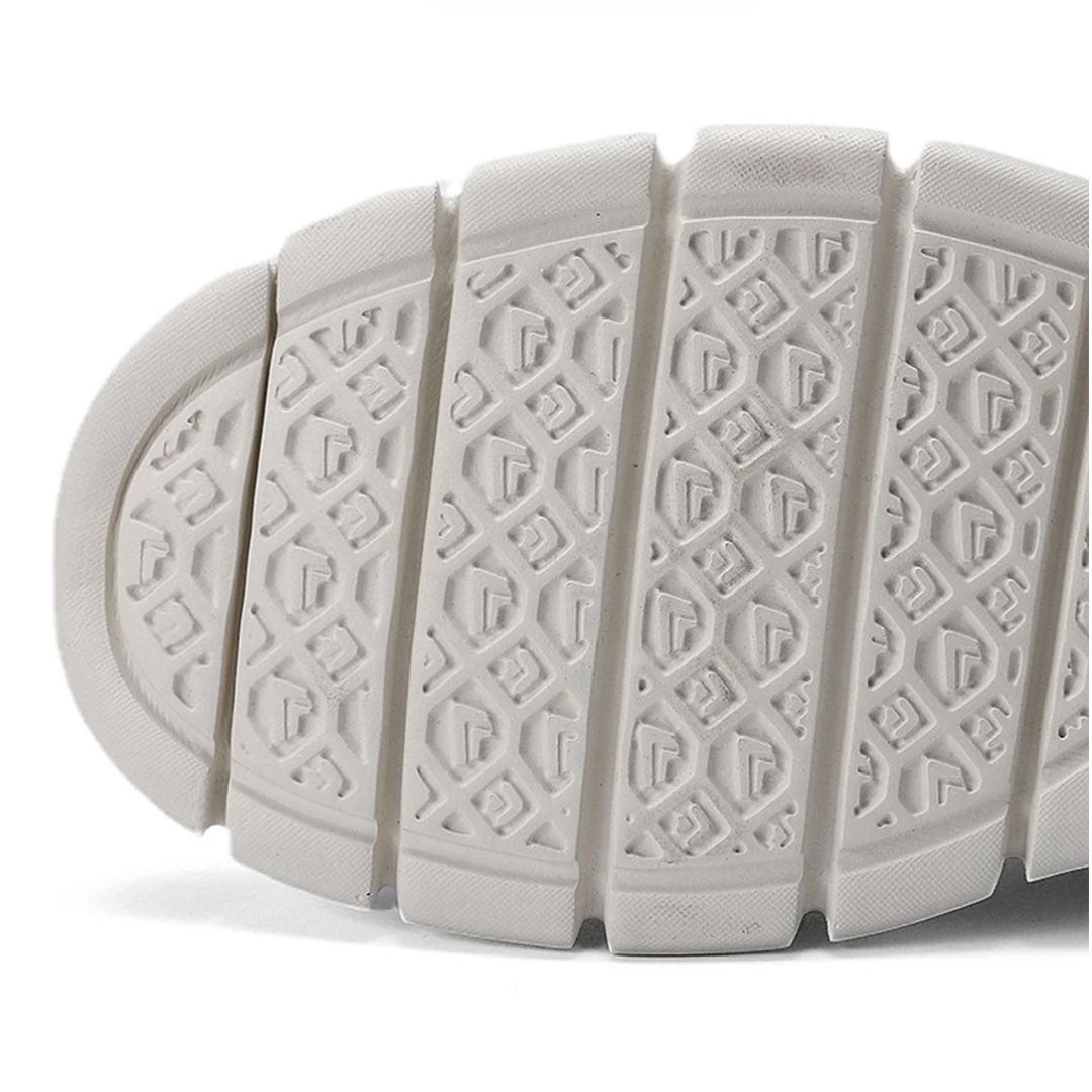 Suela de zapatilla blanca con dibujo antideslizante y relieve en patrón
