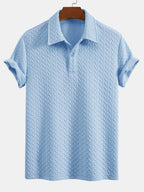 Polo de jacquard geométrico azul claro con cuello y tapeta de botones.