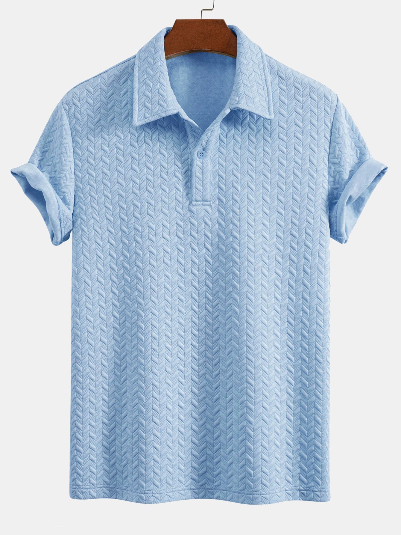 Polo de jacquard geométrico azul claro con cuello y tapeta de botones.