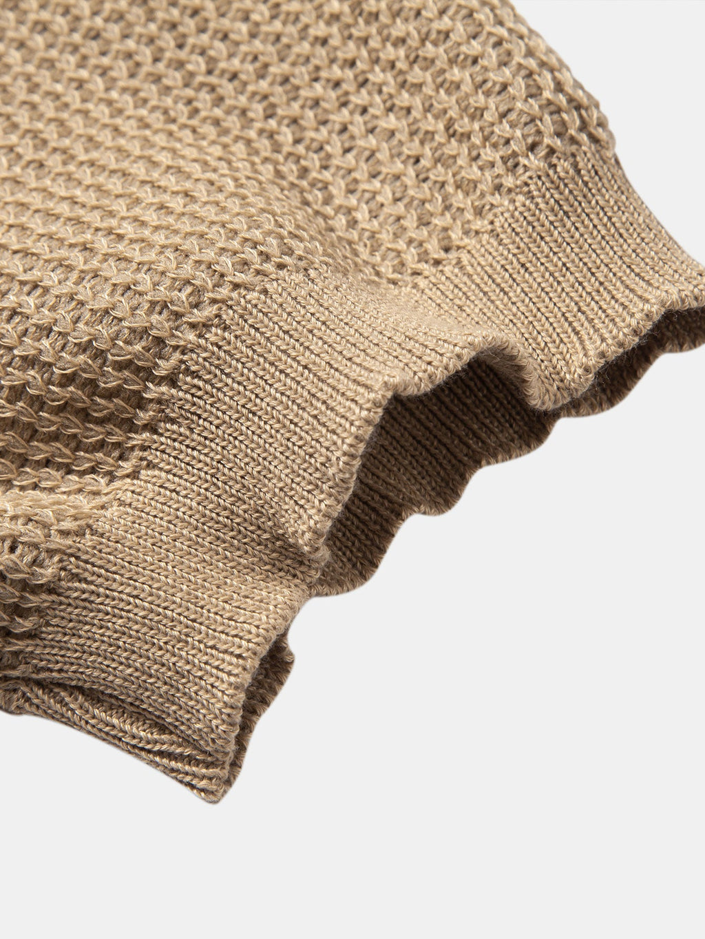 Polo Amalfi de punto beige con puño acanalado y borde de manga