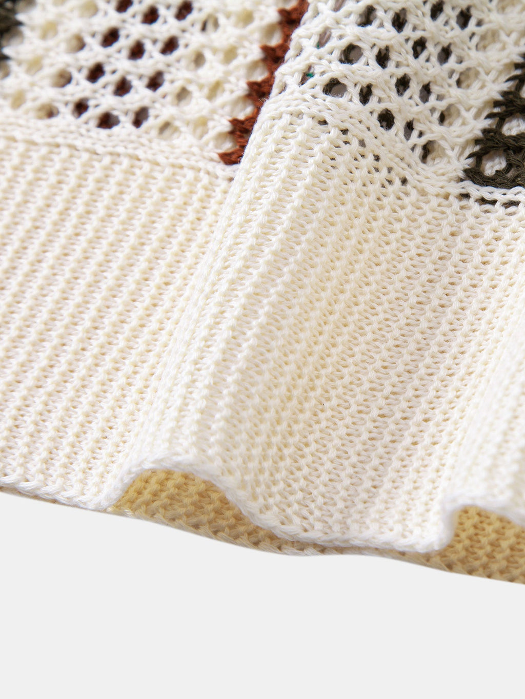 Polo beige de punto calado, textura de malla y borde inferior acanalado