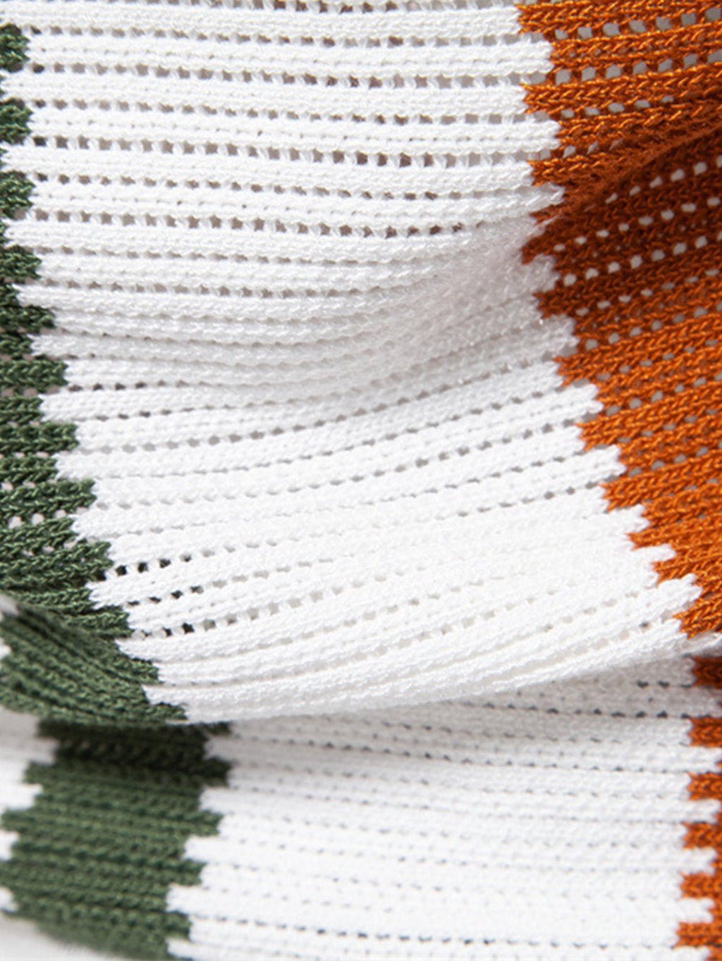 Polo tejido blanco con cuello y rayas verticales verdes y naranjas