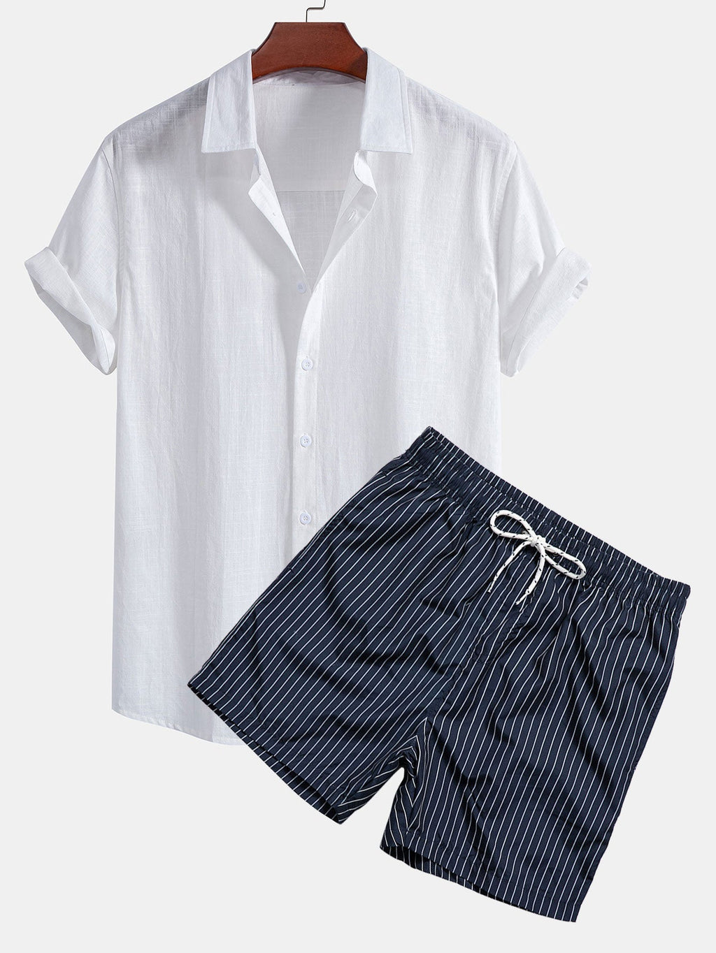 Camisa blanca de algodón tipo lino con botones y bañador corto a rayas azul marino