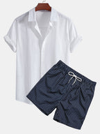 Camisa blanca de algodón tipo lino con botones y bañador corto a rayas azul marino