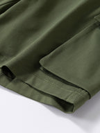 Pantalón corto verde oscuro con dobladillo y bolsillo lateral con costuras