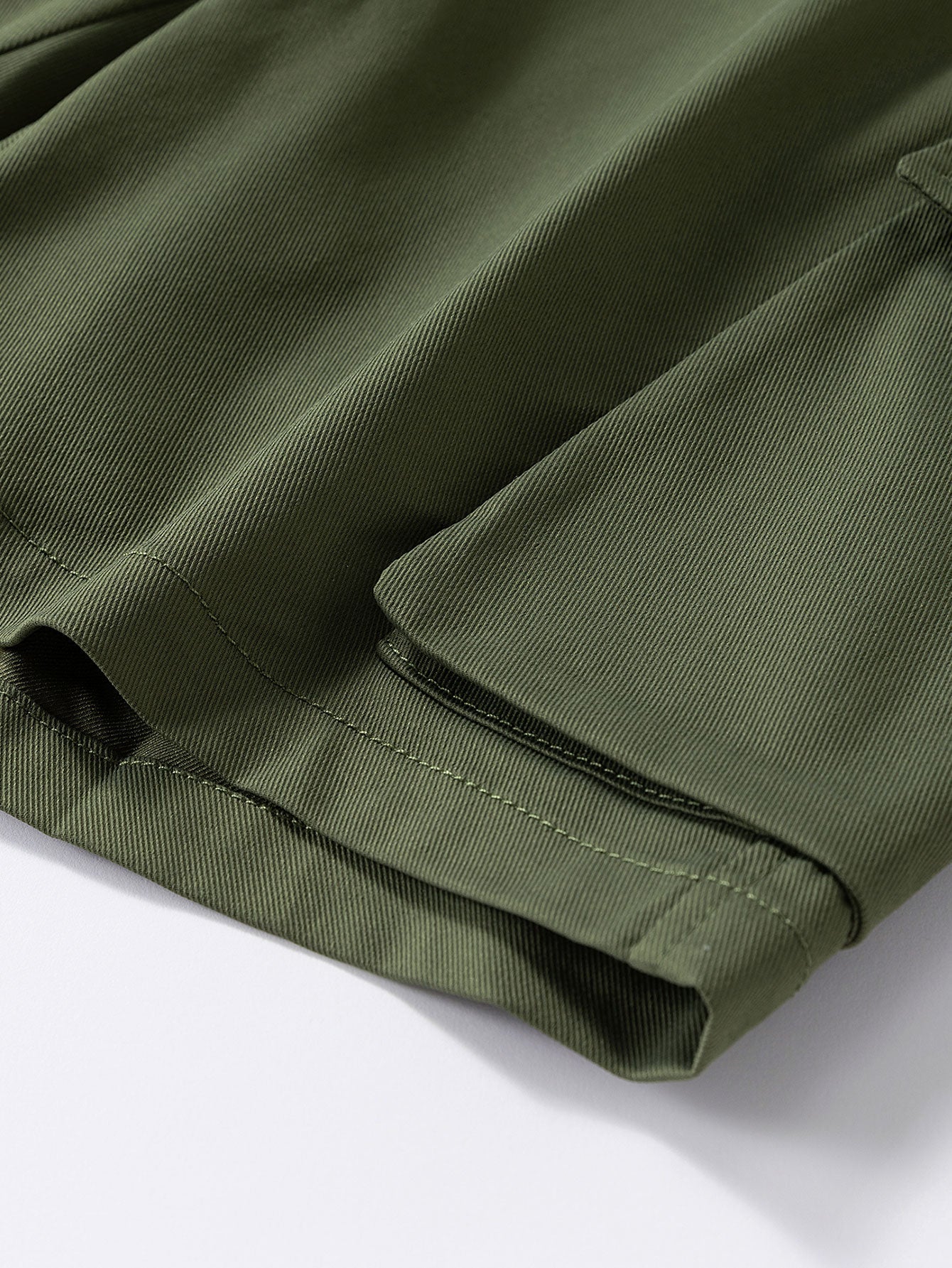 Pantalón corto verde oscuro con dobladillo y bolsillo lateral con costuras