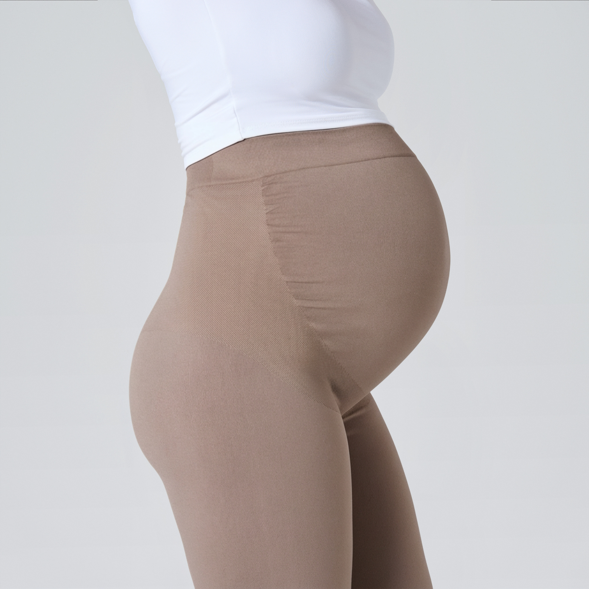 Leggings de embarazo marrón: panel abdominal elástico con costuras en la cadera