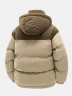 Chaqueta acolchada patchwork con capucha, vista trasera; beige y marrón oscuro en paneles.