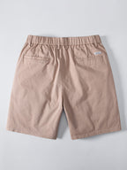Pantalón corto beige/tan con cintura elástica y bolsillos traseros, vista trasera