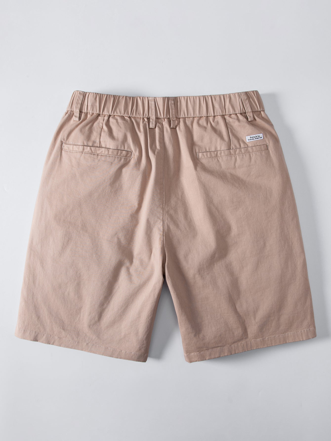 Pantalón corto beige/tan con cintura elástica y bolsillos traseros, vista trasera