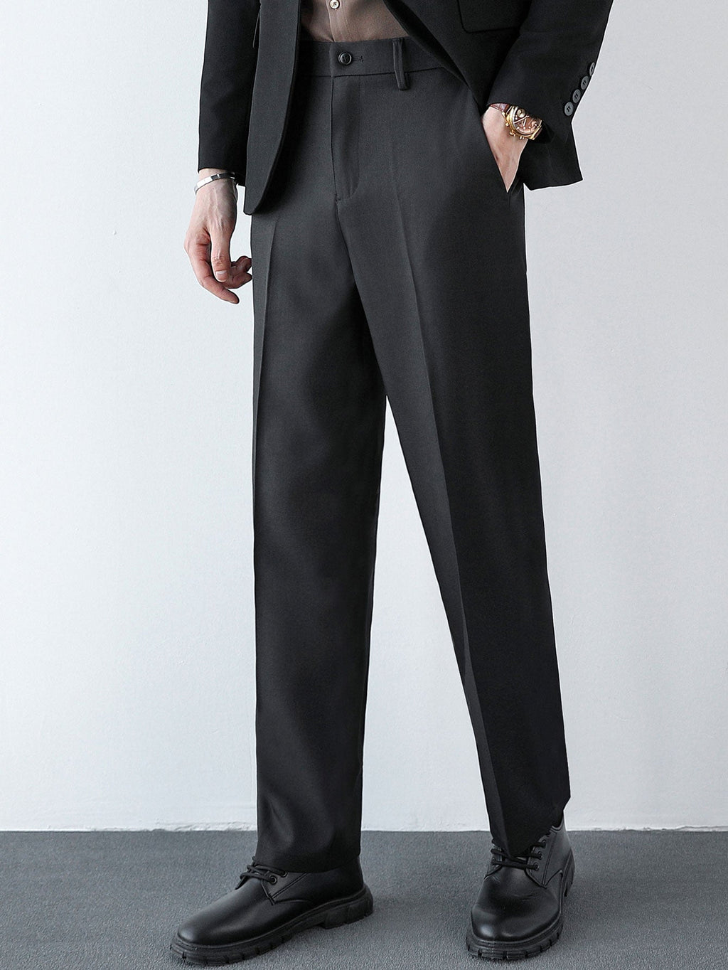 Pantalón regular gris oscuro, corte recto y cintura con botón