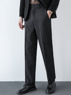 Pantalón regular gris oscuro, corte recto y cintura con botón