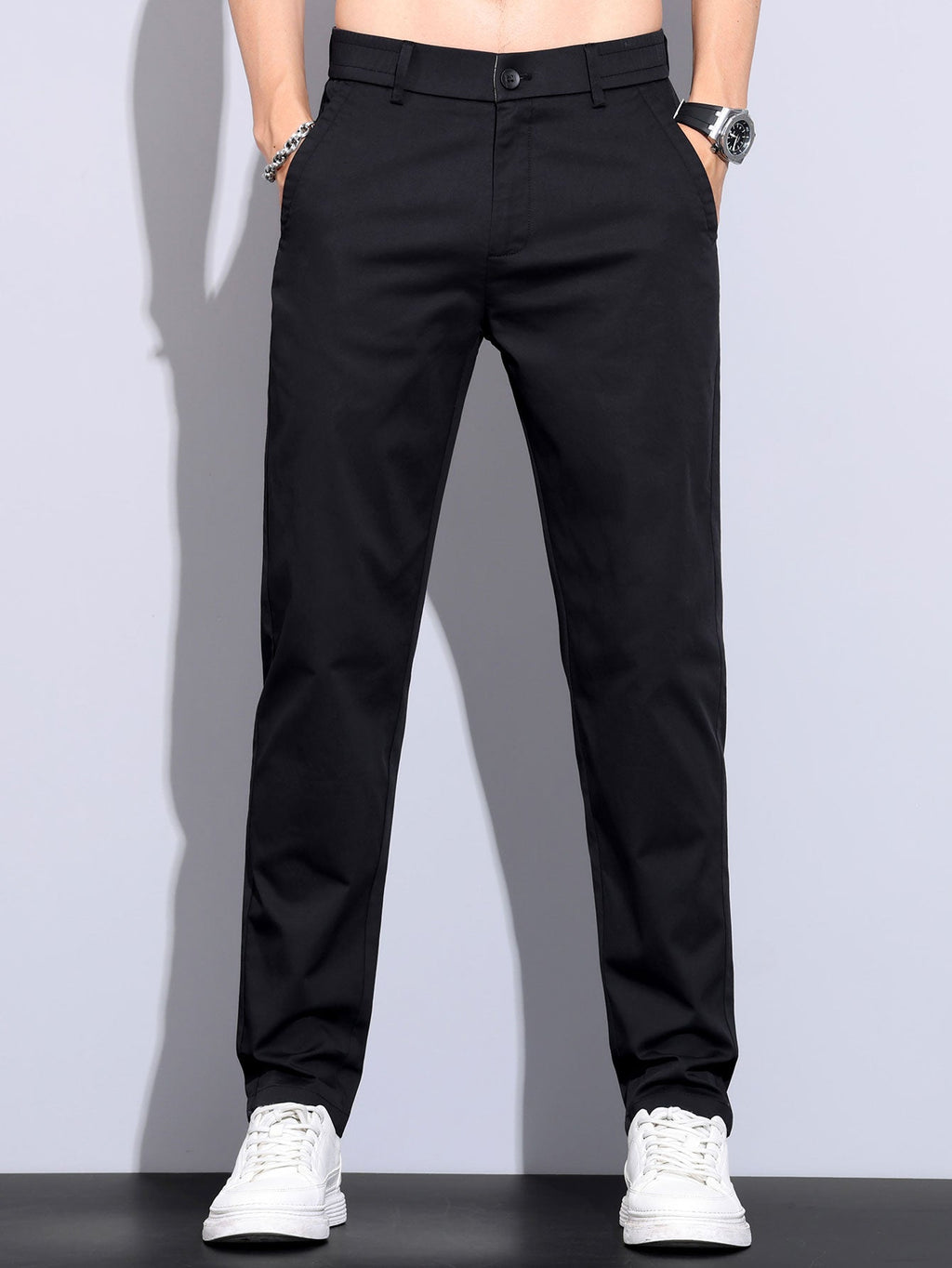 Pantalón recto negro con cinturilla elástica y bolsillos delanteros