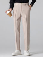 Pantalón cónico ajustado beige con costuras visibles y pierna entallada