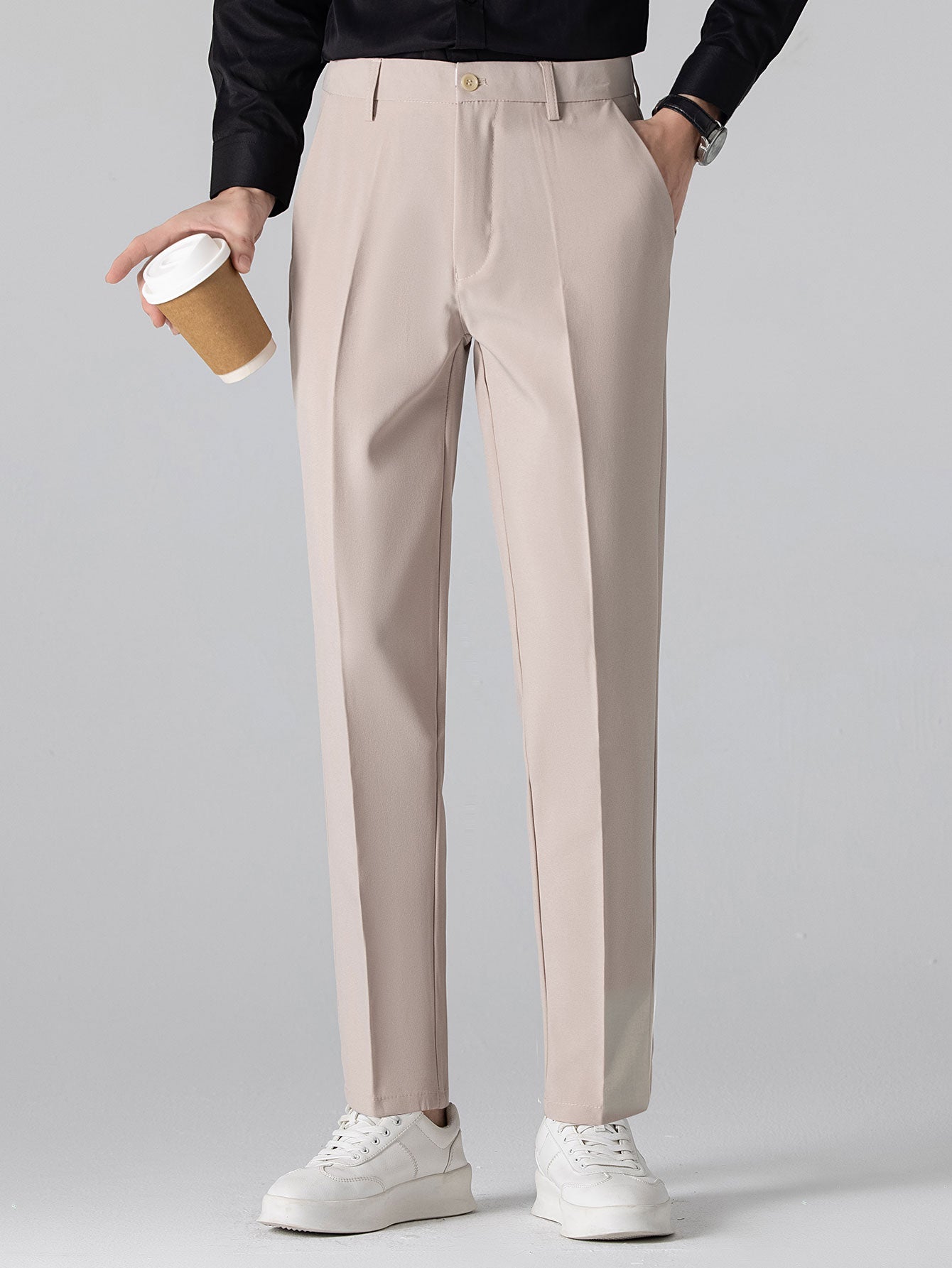 Pantalón cónico ajustado beige con costuras visibles y pierna entallada