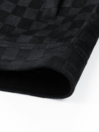 Borde inferior de chaqueta de ante negra con estampado cuadros