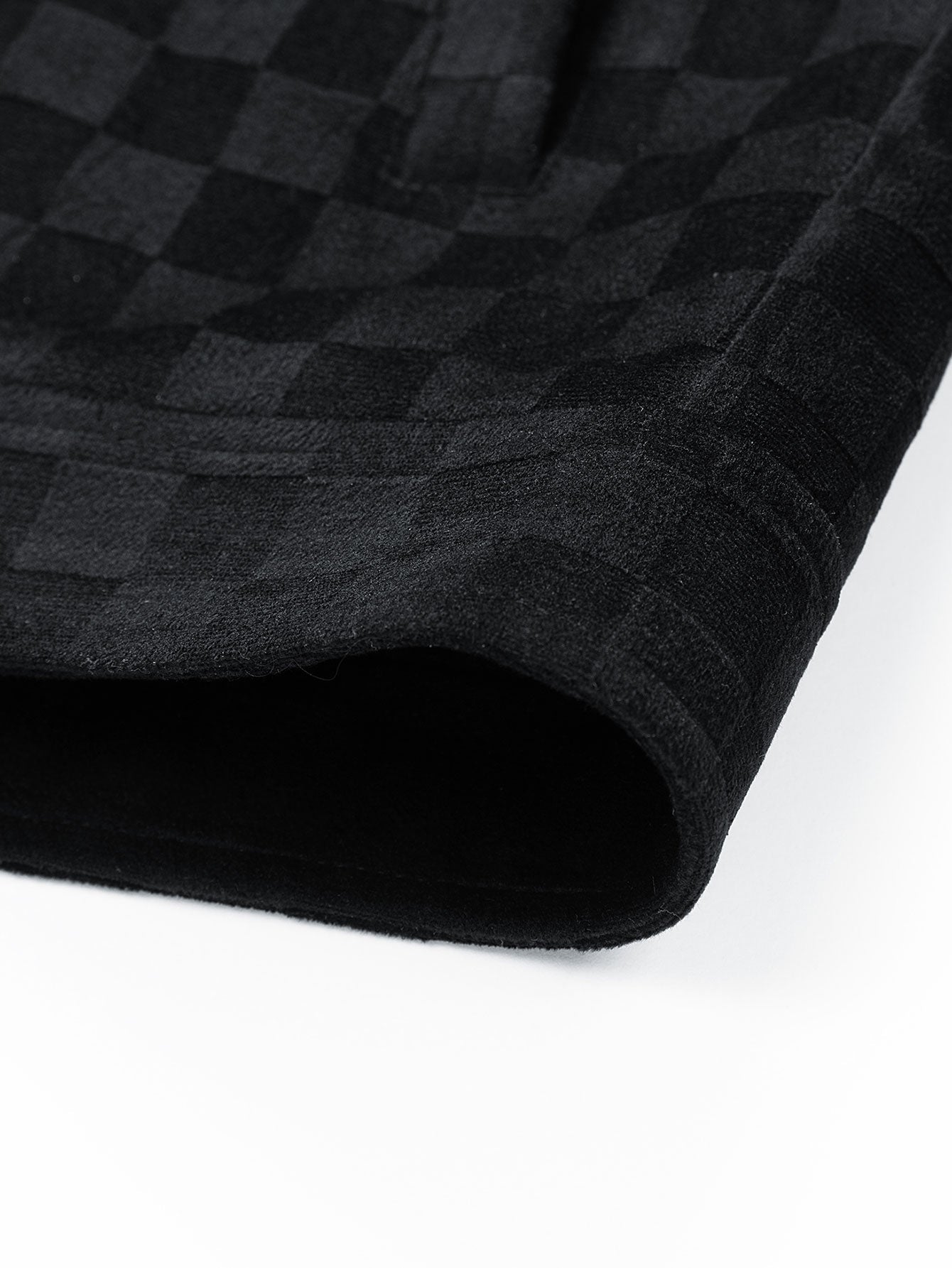 Borde inferior de chaqueta de ante negra con estampado cuadros