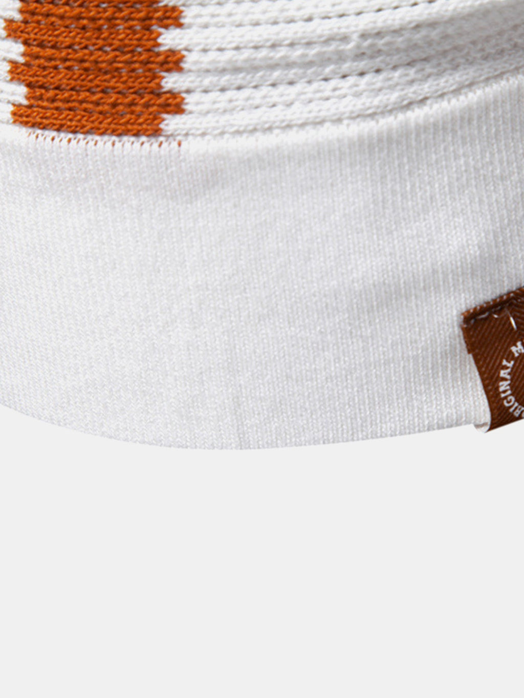 Polo blanco de punto con cuello acanalado y etiqueta interior en el bajo
