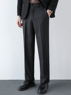 Pantalón regular negro con pliegues sutiles y bolsillos delanteros