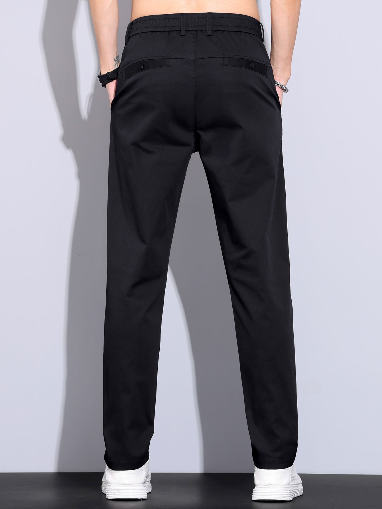 Pantalón recto negro visto desde atrás con cinturilla elástica