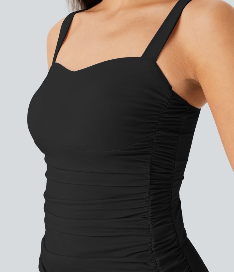 Top negro sin mangas con fruncido lateral y costuras decorativas