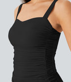 Top negro sin mangas con fruncido lateral y costuras decorativas