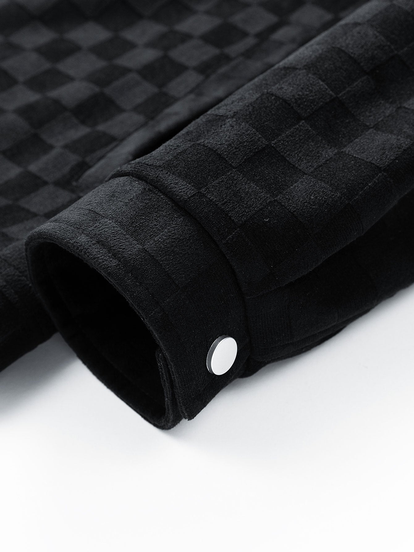 Manga de chaqueta de ante negra con estampado cuadros y botón a presión
