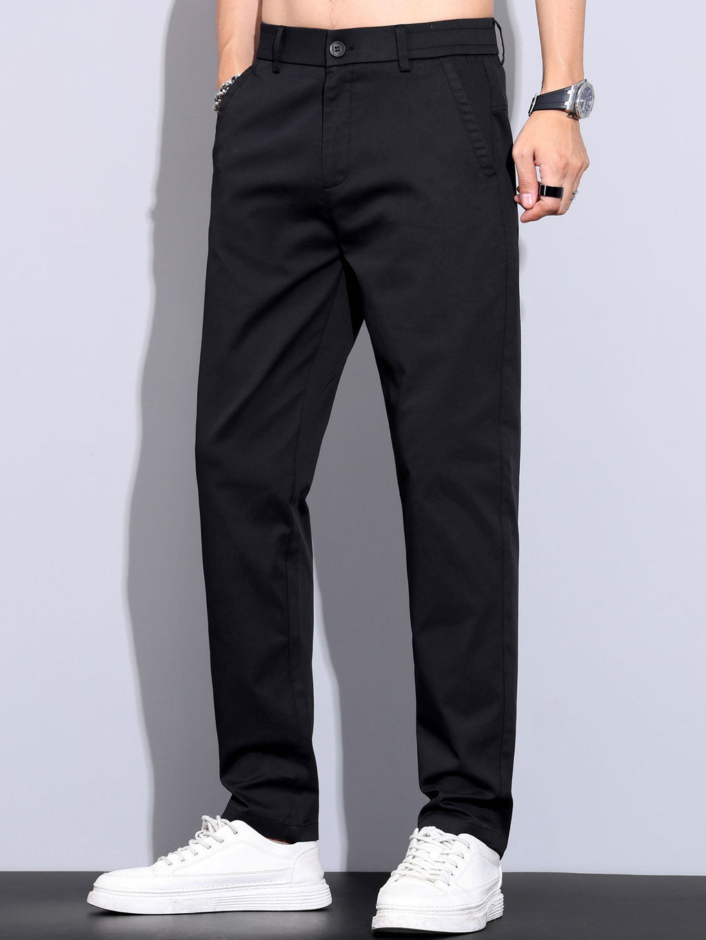 Pantalón recto negro con cierre frontal y bolsillos delanteros