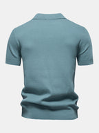 Polo cian de manga corta, vista trasera con cuello camisero y bajo fruncido.