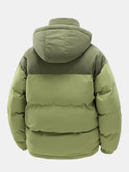 Chaqueta acolchada verde con capucha, vista trasera; acolchado por paneles y mangas abullonadas.