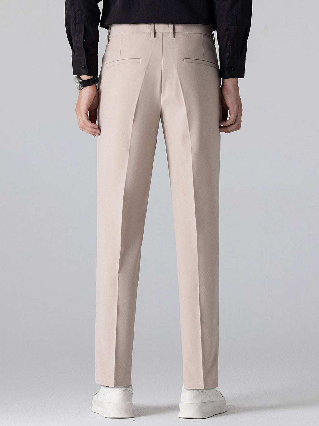 Pantalón cónico ajustado beige con bolsillos y costuras en la parte trasera