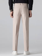 Pantalón cónico ajustado beige con bolsillos y costuras en la parte trasera
