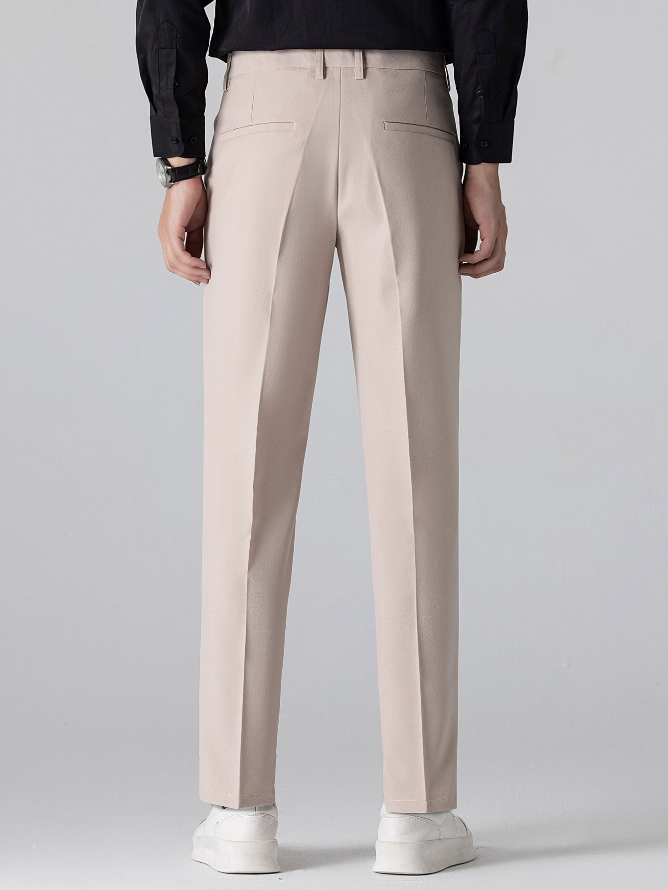 Pantalón cónico ajustado beige con bolsillos y costuras en la parte trasera