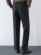 Pantalón regular negro con costura lateral y cintura con trabillas