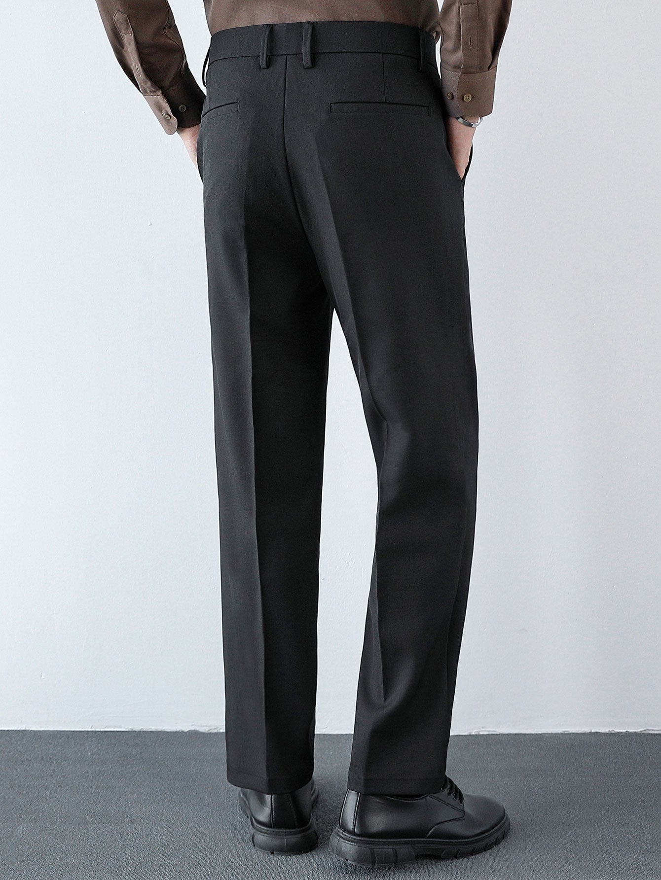 Pantalón regular negro con costura lateral y cintura con trabillas