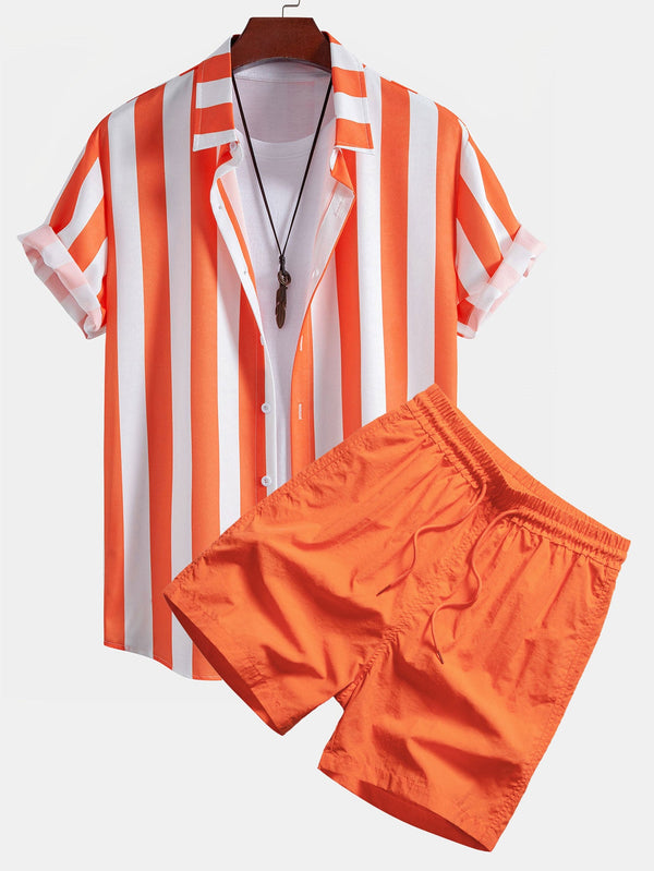 Camisa de botones a rayas naranja y blancas con bañador corto naranja