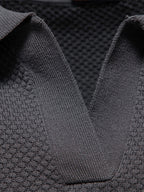 Polo gris oscuro: primer plano del cuello y tejido con textura de punto fino