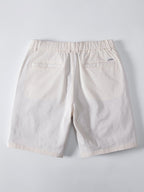 Pantalón corto blanco con cintura elástica y bolsillos traseros, vista trasera