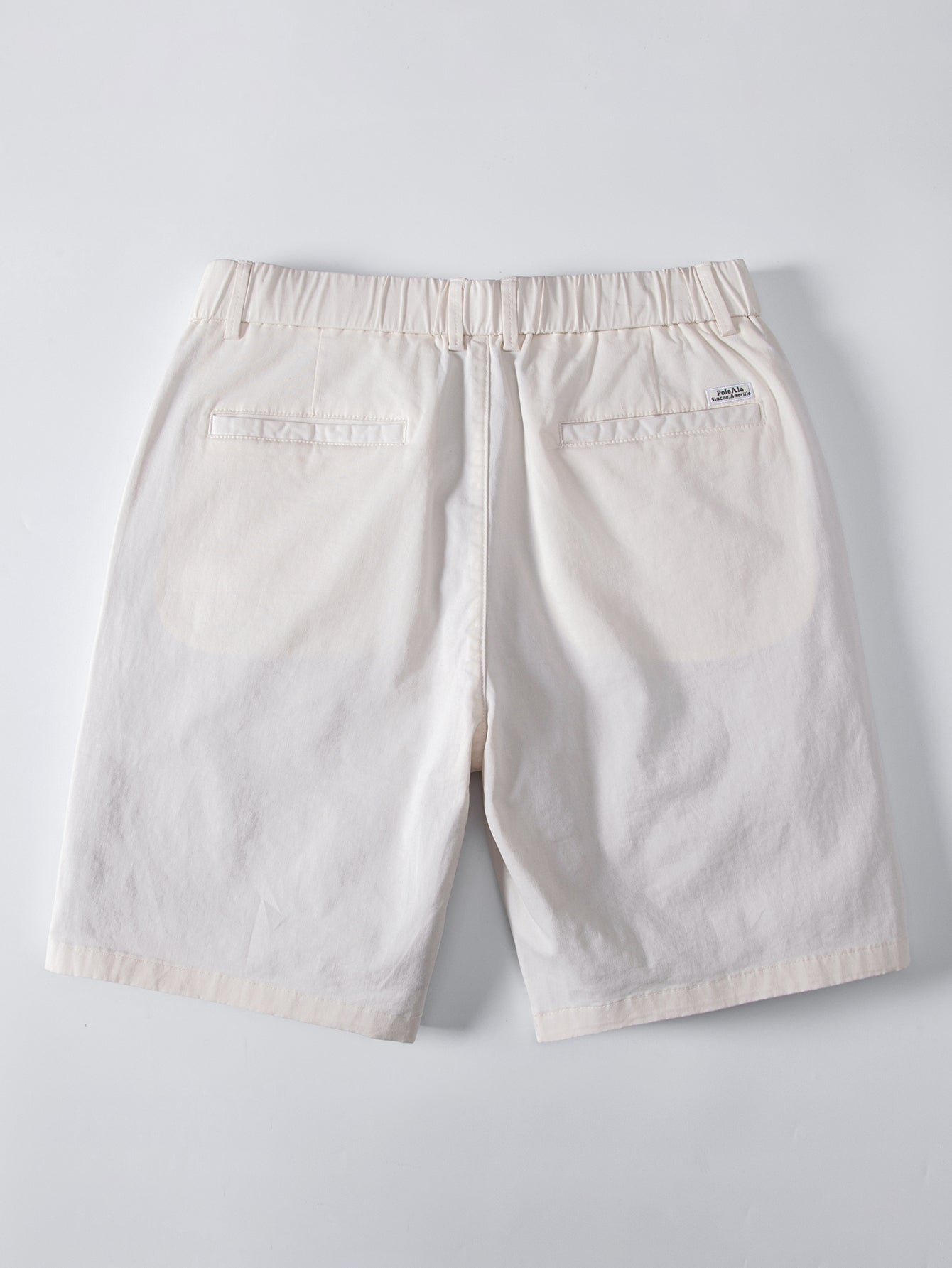 Pantalón corto blanco con cintura elástica y bolsillos traseros, vista trasera